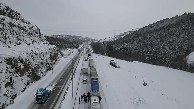 Çorum-Samsun karayolu yoğun kar yağışı ve buzlanma nedeniyle ulaşıma kapandı