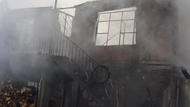 Bafra'da çıkan yangında 2 katlı ev küle döndü