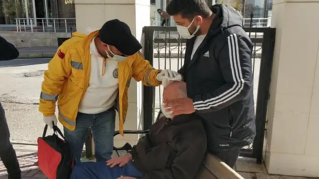 Adliyede otoparkında kafasına bariyer çarpan yaşlı adam yaralandı