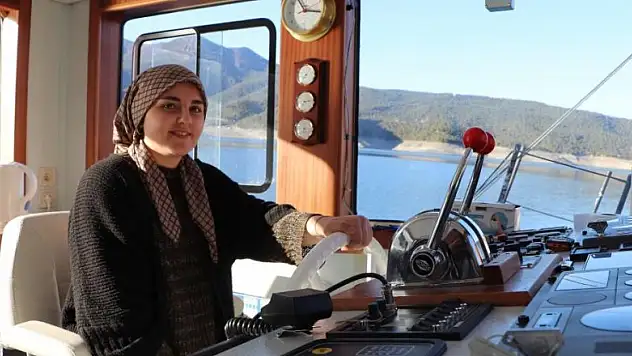 Feribot kullanan genç kız görenleri şaşırtıyor