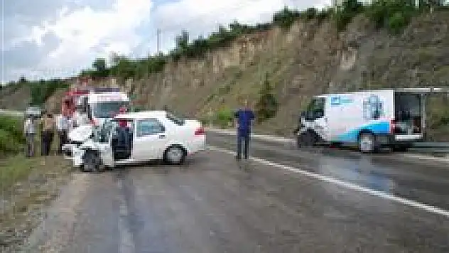 Otomobil minibüsle çarpıştı: 3 Yaralı