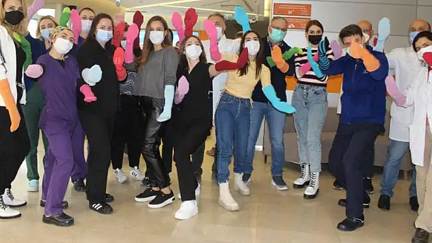 Samsun'da sağlık çalışanları renkli çoraplarla farkındalık oluşturdu