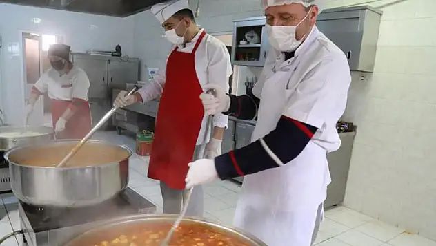 İlkadım'dan her gün 300 aileye sıcak yemek desteği