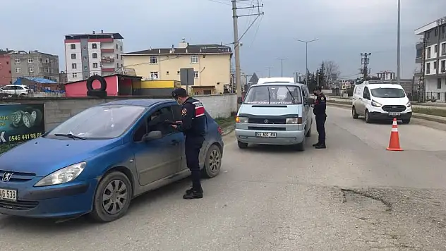  İlkadım Jandarma'dan HES kodu sorgulaması ve sokağa çıkma yasağı uygulaması 