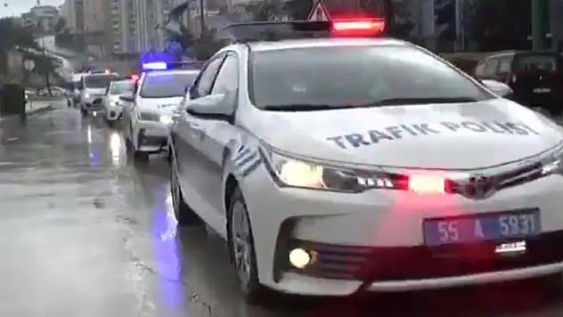 Polis kortejinde 'maske, mesafe ve hijyen' uyarısı