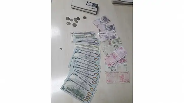 Tramvayda unutulan içi dolar dolu cüzdan sahibine ulaştırıldı