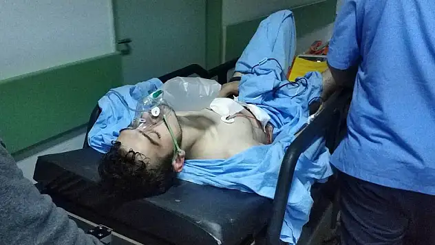 Bıçaklı saldırıya uğrayan 17 yaşındaki genç ağır yaralandı 