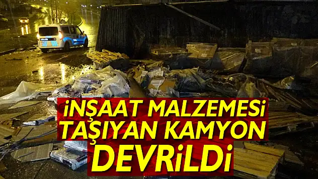 Samsun'da inşaat malzemesi taşıyan kamyon devrildi: 1 yaralı