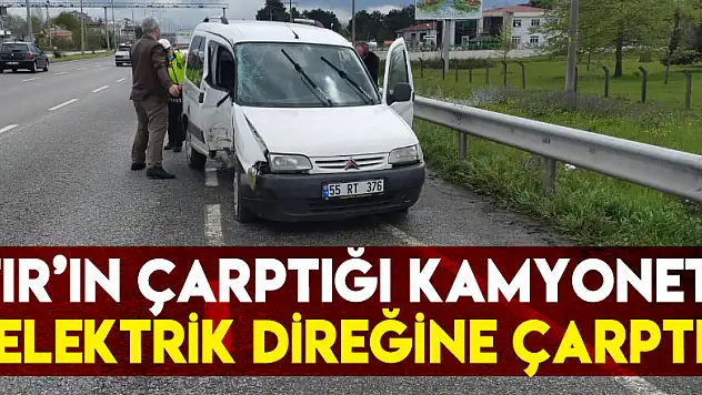 TIR'ın çarptığı kamyonet elektrik direğine çarptı
