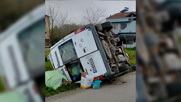 Samsun'da minibüs devrildi: 3 yaralı