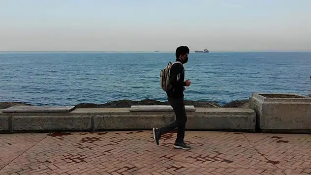 Yaşadığı olaydan etkilendi: Şehirlere yürüyerek gidiyor