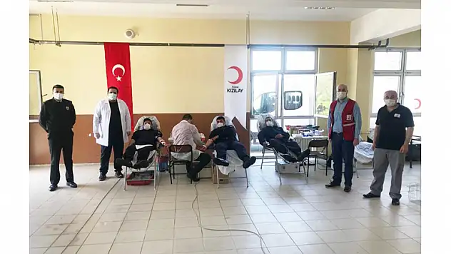 Acemi askerlerden Kızılay'a destek