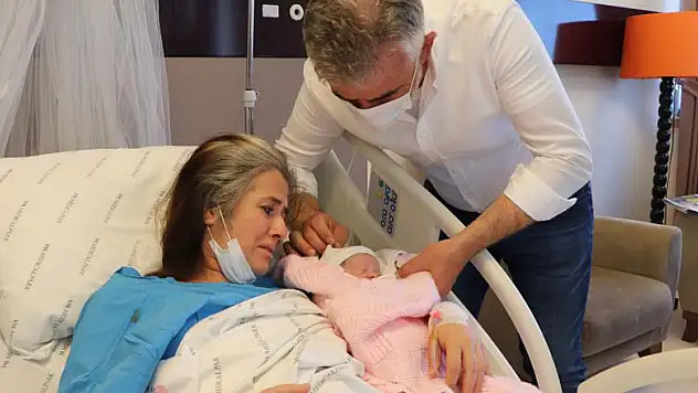 47 yaşında 15. tüp bebek uygulaması ile bebekleri olan çiftin görülmeye değer mutluluğu