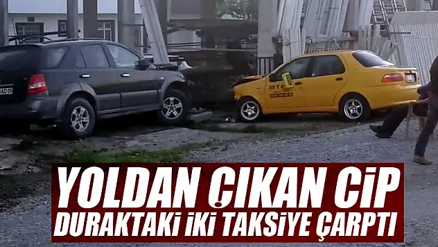 Yoldan çıkan cip duraktaki iki taksiye çarptı: 1 yaralı