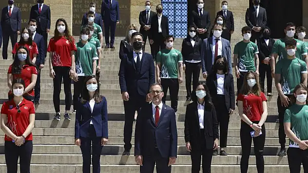 Bakan Kasapoğlu, 19 Mayıs sebebiyle Anıtkabir'de düzenlenen törene katıldı