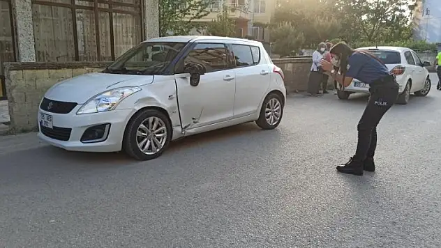 Otomobile çarpan motosikletli yaralandı