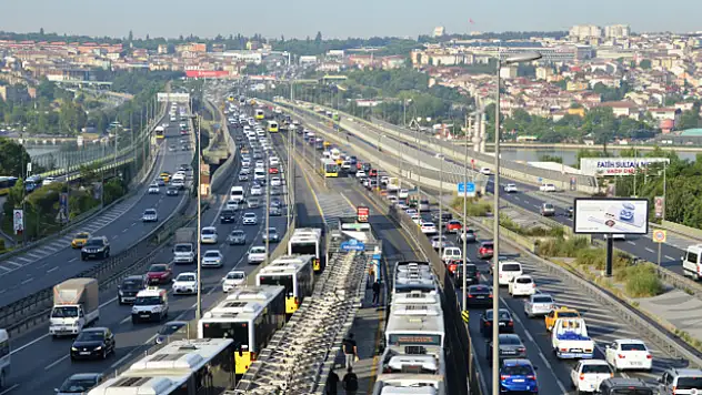 Hafta sonu kısıtlaması sona erdi, trafik çilesi başladı