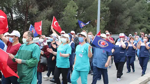 Sağlık-İş üyeleri taleplerinin karşılanması için rektörlüğe yürüdü