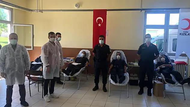 Acemi erlerden Kızılay'a kan bağışı