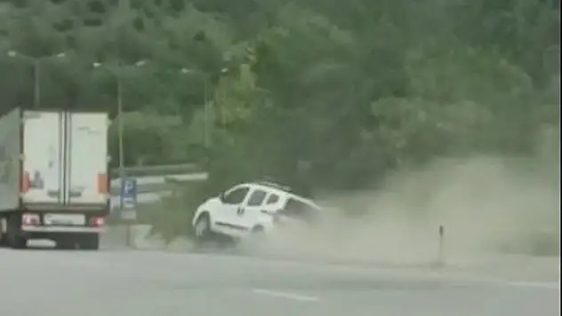 Trafikte yol verme tartışması kamerada