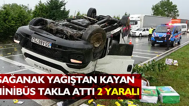 Sağanak yağıştan kayan minibüs takla attı: 2 yaralı