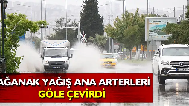 Sağanak yağış ana arterleri göle çevirdi
