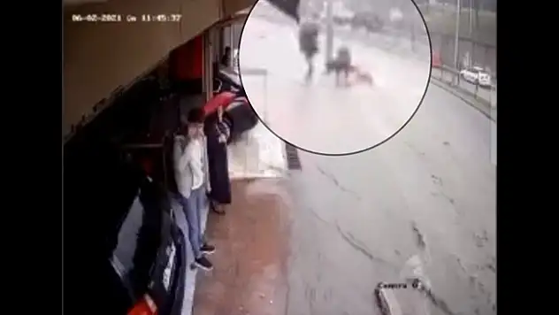 Sel sularına kapılan adamı gençler kurtardı: O anlar kamerada