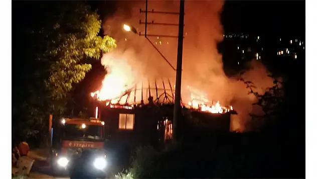 Samsun'da 2 katlı ev kül oldu