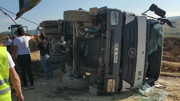 Samsun'da devrilen mikserin sürücüsü ölümden döndü 