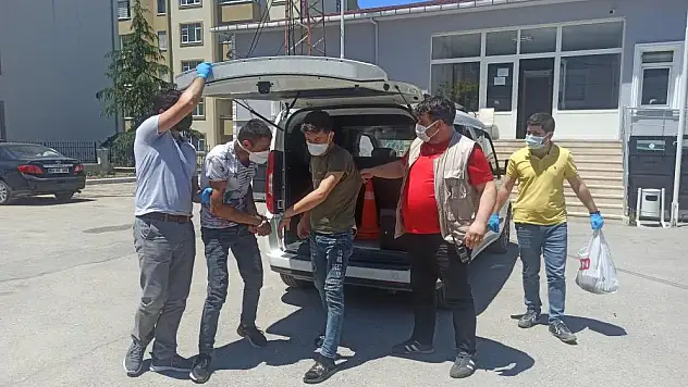 Çaldıkları telefonları satamadan yakalandılar