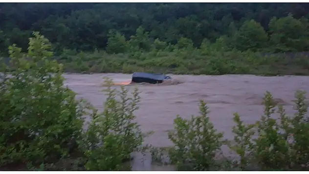 Park halindeki panelvan araç sel sularına kapıldı