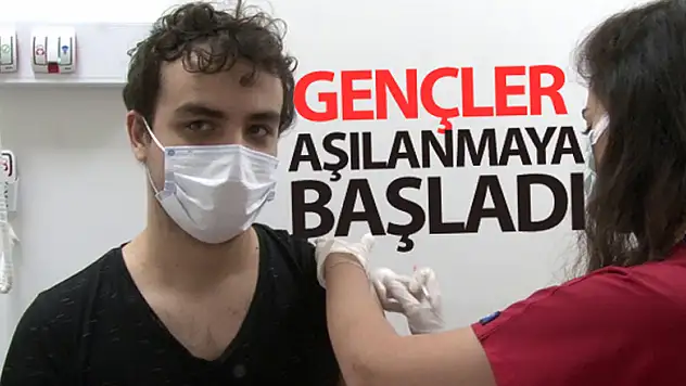 Gençler aşılanmaya başladı