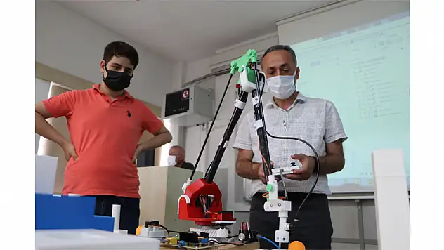 Meslek lisesi öğrencileri 'insansız hava aracı' yapıyor