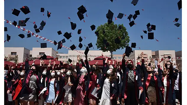 Hemşirelik Bölümü öğrencilerinin mezuniyet heyecanı