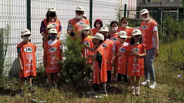 Öğrenciler son eğitim gününde fidan bakımı yaptı