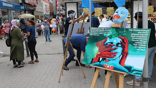 OMÜ'lü doktor adaylarından Uygur Türklerine destek standı