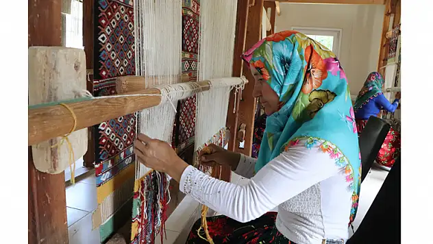 Asırlardır geleneksel giyiniyor, el emeği kilimler üretiyorlar