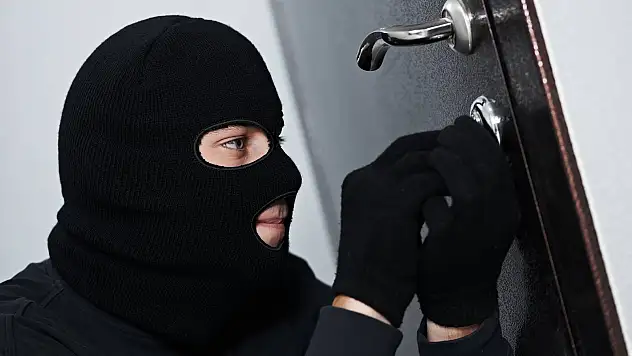 Hırsız içinde 81 bin liralık ziynet ve 33 bin lira bulunan kasayı çaldı