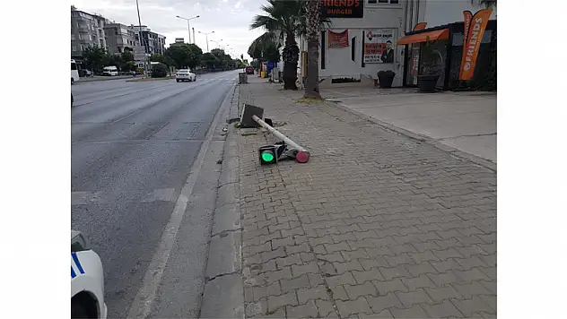 Devrilen sinyalizasyon lambası tehlike saçıyor