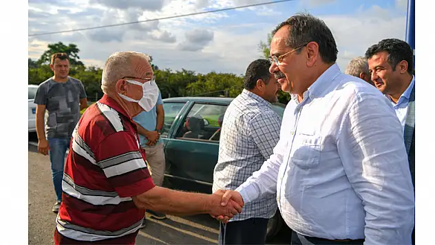 Başkan Demir, vatandaşlarla kucaklaşıyor