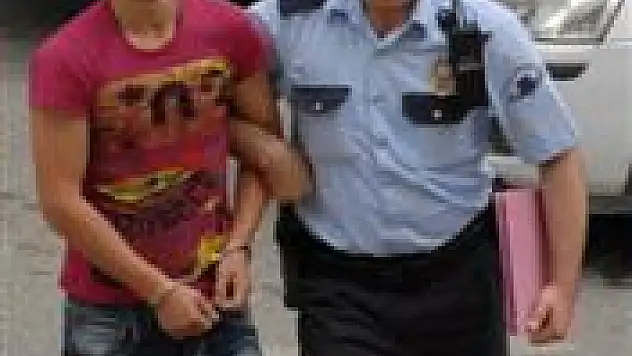 Kayıp cep telefonu arayan genci bıçakladı