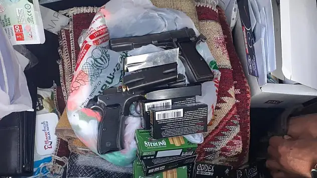 Bafra'da 2 ruhsatsız tabanca ve bin 500 mermi ele geçirildi