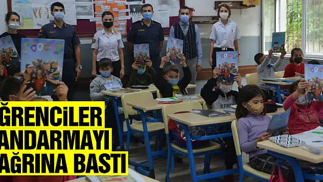 Öğrenciler jandarmayı bağrına bastı