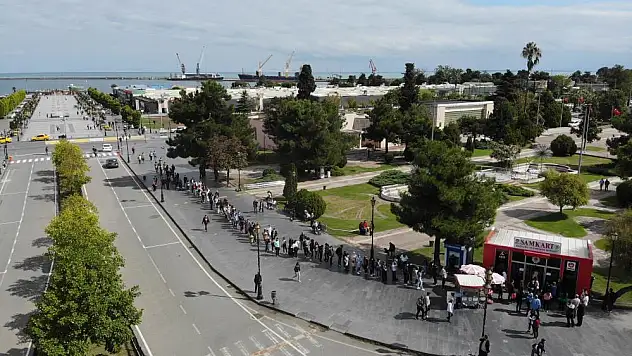 Samkart gişelerinde öğrenci yoğunluğu