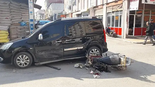 Hafif ticari araçla motosiklet çarpıştı: 1 yaralı