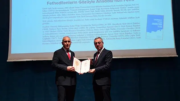 OMÜ'lü öğretim üyesi Tellioğlu yılın yazarı seçildi