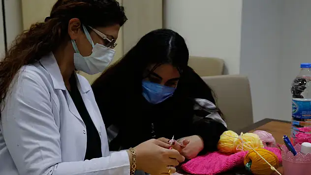 Samsun'da üniversiteli kız öğrencilerin elinden çıkan giyecekler yaşlıları ısıtacak