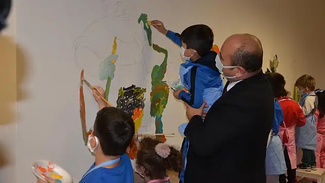 Devlet hastanesinde yatan çocuklar duvarlara resimler çizdi