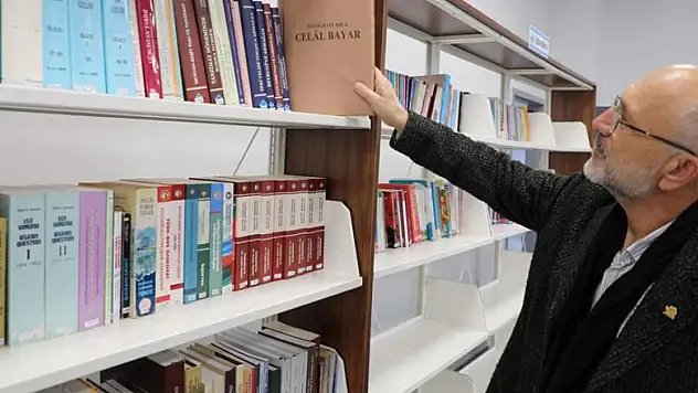 Emekli öğretmen kitaplarını belediye kütüphanesine bağışladı