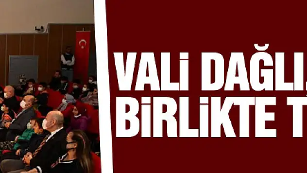 Vali Dağlı, çocuklarla birlikte tiyatro izledi